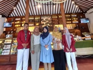 PENGALAMAN MANIS: MAHASISWA DAN DOSEN TEKNOLOGI PANGAN MELAKUKAN KUNJUNGAN INDUSTRI KE COKLAT MONGGO  