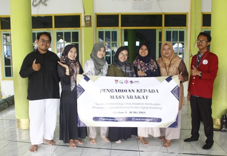 PENGABDIAN KEPADA MASYARAKAT PELATIHAN PEMBUATAN MINUMAN FUNGSIONAL KOMBUCHA DAN DIGITAL MARKETING OLEH DOSEN TEKNOLOGI PANGAN